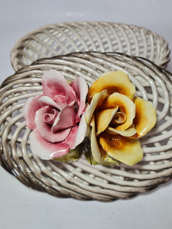 Конфетница винтажная Bassano с объемными цветками, серая керамика, 21 х 15 см, Италия, 1960-70гг.