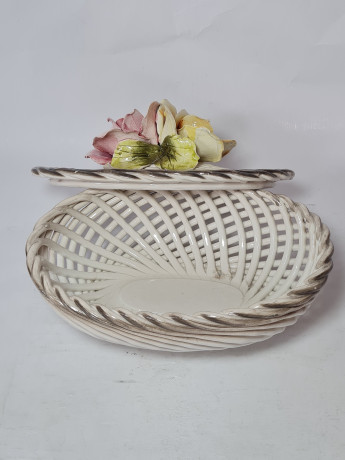 Конфетница винтажная Bassano с объемными цветками, серая керамика, 21 х 15 см, Италия, 1960-70гг.