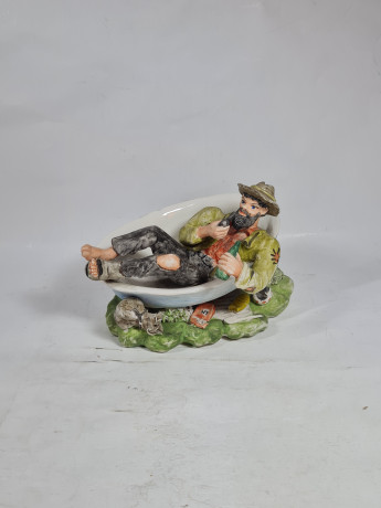 Фигурка винтажная Im Stil Capodimonte "Мужчина, отдыхающий в ванне", фарфор, 19 см, Германия, 1960-70гг.