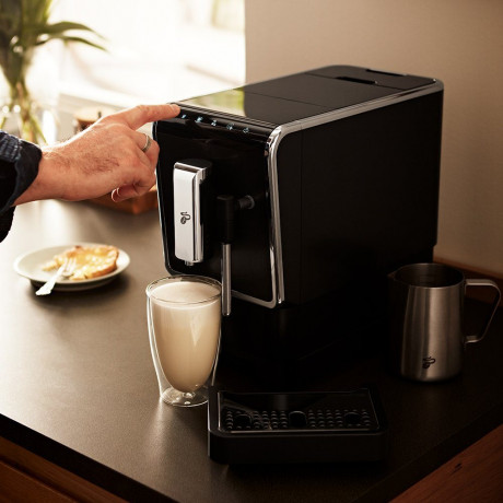 Tchibo Tchibo Kaffeevollautomat Esperto Latte fur Caffe Crema, Espresso, Cappuccino und Milchschaum, Intense+ -Technologie: fur starkeren Kaffee per Taste  Полностью автоматическая кофемашина Tchibo Esperto Latte для приготовления крема, эспрессо, капучин