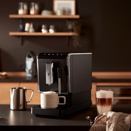 Tchibo Tchibo Kaffeevollautomat Esperto Latte fur Caffe Crema, Espresso, Cappuccino und Milchschaum, Intense+ -Technologie: fur starkeren Kaffee per Taste  Полностью автоматическая кофемашина Tchibo Esperto Latte для приготовления крема, эспрессо, капучин