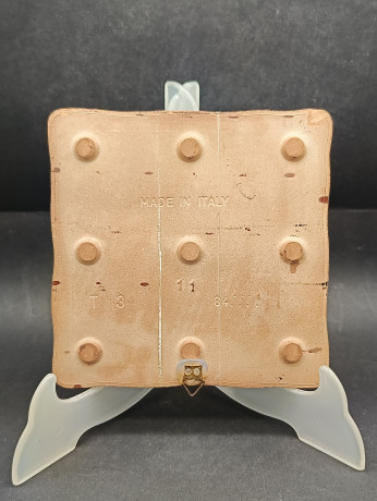 Панно винтажное "Мюнцесхайм (1900)" — это не только произведение искусства, но и часть истории, запечатленная в керамике (1900)", керамика, 20 х 19.5 см, Италия, 1960-70гг.