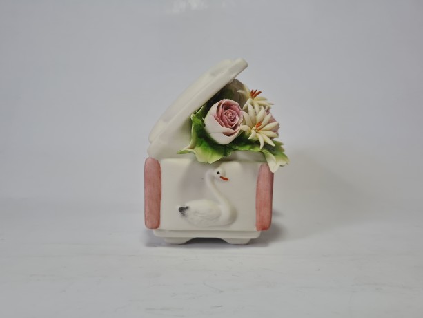 Статуэтка винтажная миниатюрная Capodimonte "Цветы в шкатулке", фарфор, 10 см, Италия, 1960-70гг.