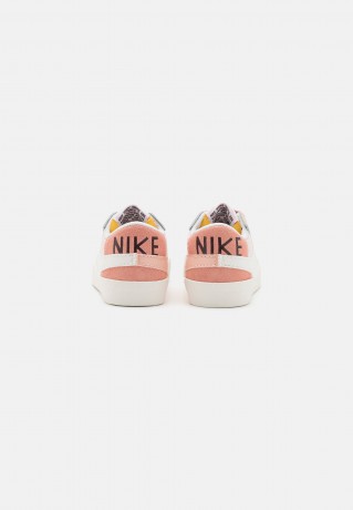 Nike Sportswear W BLAZER LOW #x27;77 JUMBO Sneaker low light soft pink/sail/arctic orange/sanddrift/burgundy crush W BLAZER LOW #x27;77 JUMBO Низкие кроссовки женские светло-розовый/парус/арктический оранжевый/песчаный/бордовый