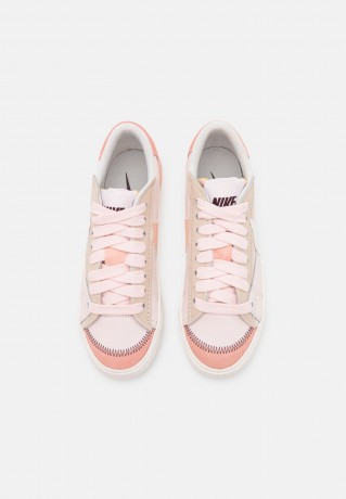 Nike Sportswear W BLAZER LOW #x27;77 JUMBO Sneaker low light soft pink/sail/arctic orange/sanddrift/burgundy crush W BLAZER LOW #x27;77 JUMBO Низкие кроссовки женские светло-розовый/парус/арктический оранжевый/песчаный/бордовый