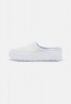 Nike Sportswear W AF1 LOVER XX Pantolette flach off white/light silver W AF1 LOVER XX Мюли на плоской подошве не совсем белый/светло-серебристый
