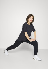 Tommy Hilfiger RELAXED GRAPHIC PANT Tracksuit bottoms desert sky RELAXED GRAPHIC PANT Спортивные штаны небо пустыни