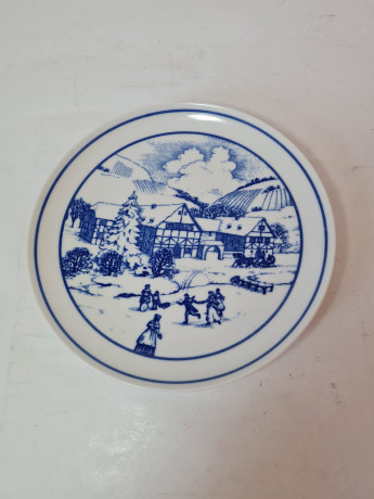 Сервировочная тарелка винтажная Hutschenreuther в бело-синих тонах "Зимний день", 20 x 2,5 см, Германия, 1960-70гг.