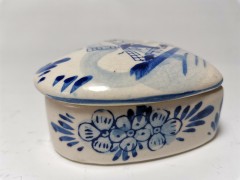 Шкатулка винтажная с амулетом Delft / K&amp;S, фарфор, 8 х 8 см, амулет с цепочкой, Нидерланды, 1970 год.