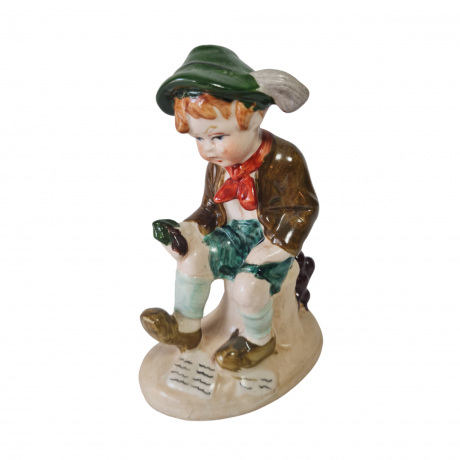 Статуэтка винтажная Sitzendorf "Мальчик на пеньке с бельчонком", фарфор, 13 см, Германия, 1960-70гг.