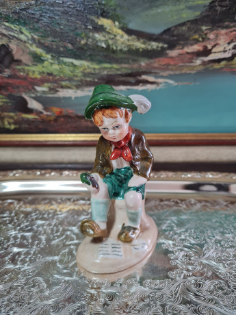 Статуэтка винтажная Sitzendorf "Мальчик на пеньке с бельчонком", фарфор, 13 см, Германия, 1960-70гг.