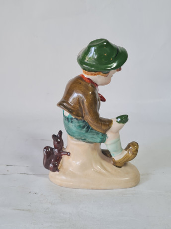 Статуэтка винтажная Sitzendorf "Мальчик на пеньке с бельчонком", фарфор, 13 см, Германия, 1960-70гг.