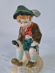 Статуэтка винтажная Sitzendorf "Мальчик на пеньке с бельчонком", фарфор, 13 см, Германия, 1960-70гг.
