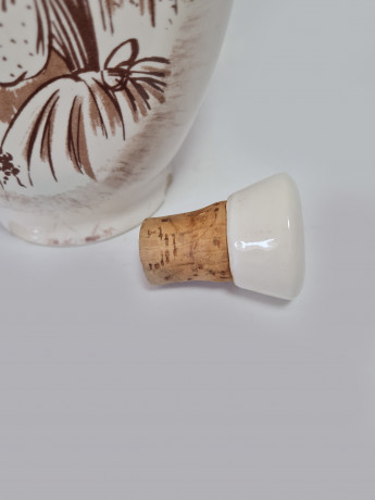 Ulmer Keramik Винтажный керамический кувшин с пробкой для вина в коричнево-белых тонах "Сбор урожая винограда", 21см x 12см, Германия, 1960-70гг.