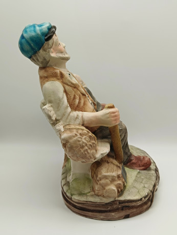 Статуэтка винтажная большая Capodimonte "Дровосек с топором на лавочке", фарфор, 21 х 20.5 см, Италия, 1960-70гг.