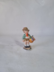 Статуэтка винтажная Thuringen &quot;Мальчик в шляпе с корзинкой&quot;, фарфор, 11 см, Германия, 1960-70гг.