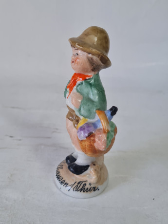 Статуэтка винтажная Thuringen "Мальчик в шляпе с корзинкой", фарфор, 11 см, Германия, 1960-70гг.