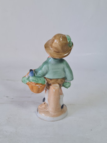 Статуэтка винтажная Thuringen "Мальчик в шляпе с корзинкой", фарфор, 11 см, Германия, 1960-70гг.