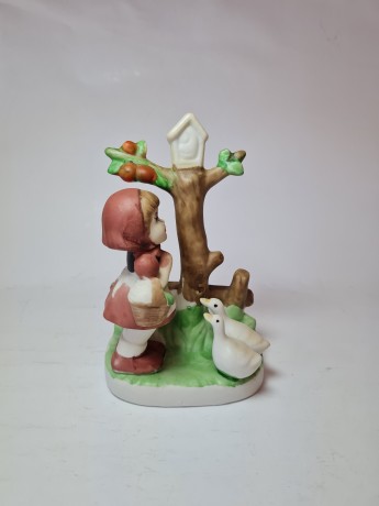 Винтажная фигурка ручной работы "Девочка у скворечника", 9см x 15см, Тайвань, 1960-70гг.