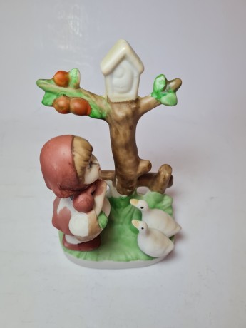 Винтажная фигурка ручной работы "Девочка у скворечника", 9см x 15см, Тайвань, 1960-70гг.