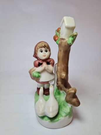 Винтажная фигурка ручной работы "Девочка у скворечника", 9см x 15см, Тайвань, 1960-70гг.