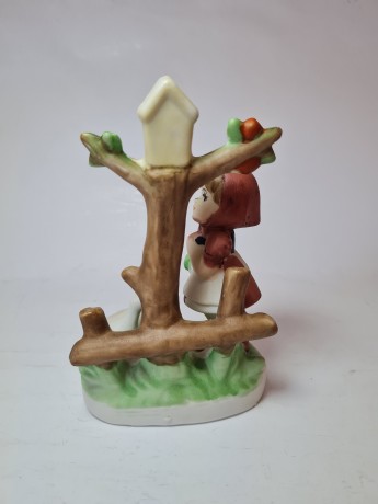 Винтажная фигурка ручной работы "Девочка у скворечника", 9см x 15см, Тайвань, 1960-70гг.