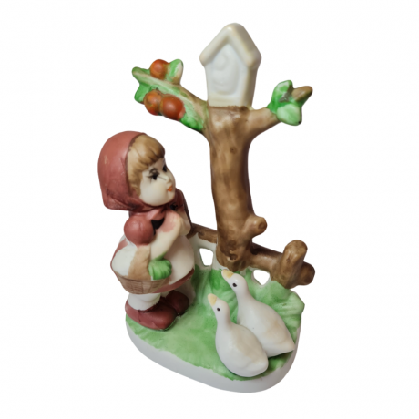 Винтажная фигурка ручной работы "Девочка у скворечника", 9см x 15см, Тайвань, 1960-70гг.