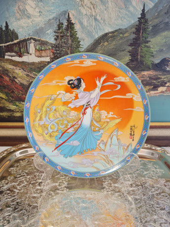 Художественная декоративная тарелка винтажная Imperial Jingdezhen Poreclain, Императорский фарфор, разноцветный декор "Девушка в национальном костюме", в заводской коробке, 22 см, Китай, 1990г.