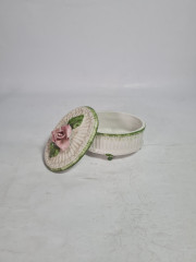 Шкатулка винтажная с розой на крышке, на ножках, керамика, 8 см, Италия, 1970-80гг.