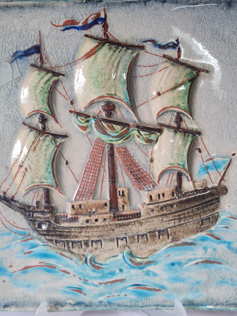 Панно декоративное винтажное Staatliche Majolika Karlsruhe с изображением парусника, керамика, 31 х 33 см, Германия, 1960-70гг.