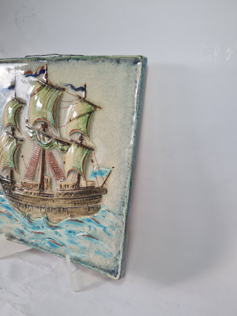 Панно декоративное винтажное Staatliche Majolika Karlsruhe с изображением парусника, керамика, 31 х 33 см, Германия, 1960-70гг.