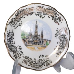 Limoges France, Лимож Набор Коллекционных блюдец в золоте "Эйфелева башня", "Базилика Святого Розария в Лурде" и "Явление Богоматери Лурдской", лиможский фарфор, позолоченный держатель, Франция 1960г.