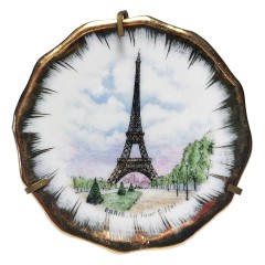 Limoges France, Лимож Набор Коллекционных блюдец в золоте "Эйфелева башня", "Базилика Святого Розария в Лурде" и "Явление Богоматери Лурдской", лиможский фарфор, позолоченный держатель, Франция 1960г.