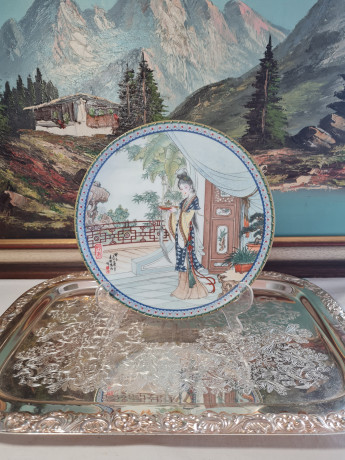 Художественная декоративная тарелка винтажная Imperial Jingdezhen Poreclain, Императорский фарфор, разноцветный декор "Девушка с чаем в национальном костюме", в заводской коробке, 22 см, Китай, 1987г.