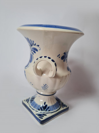 Delft Blau Holland Ваза с двумя ручками и цветочным рисунком в синих тонах, дельфтский фарфор, 18,5см x 11см, Голландия, 1960-70гг.