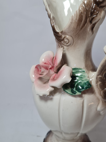 Кувшин Bassano с розовым цветком в бежево-коричневых тонах, фарфор, 28 см, Италия, 1960-70гг.