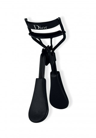 DIOR WIMPERNZANGE – ULTRAKOMFORTABLER SQUEEZABLE-MECHANISMUS Zubehor Augen-Make-up 1 wimpernzange ВЕРТИКАЛЬНАЯ МАШИНА ДЛЯ РЕСНИЦ УДОБНЫЙ МЕХАНИЗМ Аксессуар для макияжа глаз