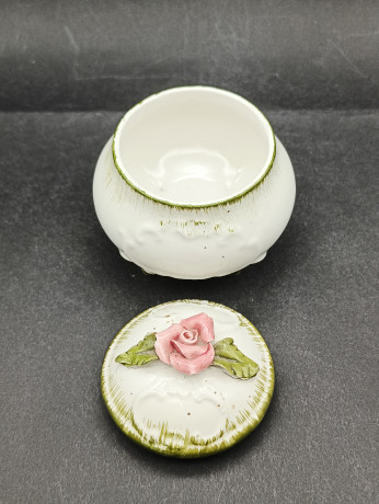 Шкатулка винтажная на ножках, с объемным цветком на крышке, керамика, 10 х 8 см, Италия, 1960-70гг.