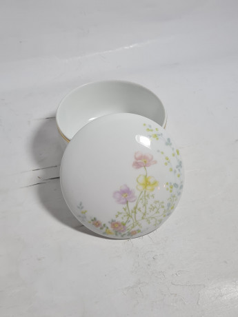 Шкатулка винтажная Tirschenreuth Bavaria с пастельным ботаническим декором, фарфор, 10 см, Германия, 1970-80гг.