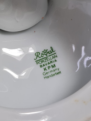 Ваза винтажная Royal KPM Bavaria, белая с золотистой каймой, фарфор, ручная работа, 9 см, Германия, 1970-80гг.