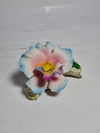 Фигурка винтажная Capodimonte, бело-розово голубой фарфор"Распустившийся бутон", 12 x 8 x 7 см, Италия, 1960-70гг.