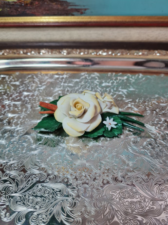 Композиция винтажная декоративная фарфоровая, бело-желтые цветы на зеленых листьях, Capodimonte, 11 x 6 x 3,5 см, Италия, 1960-70гг.