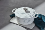 Le Creuset LE CREUSET Br\u00e4ter 24 cm White Marble SIGNATURE Weiss LE CREUSET Br&gt;4ter 24 см Белый Мрамор SIGNATURE