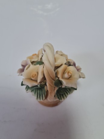 Фигурка винтажная CNEALIONE BRTIGIANA "Корзина с цветами", коллекционная, 6 см, Италия, 1960-70гг.