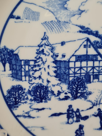 Тарелка декоративная винтажная Hutschenreuther "Зимний дворик с катком" с синим принтом, фарфор, 20 см, Германия, 1960-70гг.