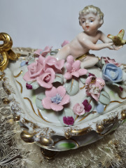 Шкатулка-бонбоньерка винтажная в стиле Sitzendorf &quot;Мальчик с бабочкой&quot;, стиль рококо, позолоченные ручки, 12 x 19 х 16,5 см, Германия, 1900гг.