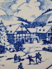 Тарелка декоративная винтажная Hutschenreuther &quot;Зимний дворик с катком&quot; с синим принтом, фарфор, 20 см, Германия, 1960-70гг.