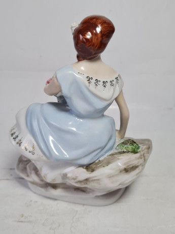 Статуэтка винтажная Alba Iulia "Девушка с цветами", фарфор, 16 см, Румыния, 1960-70гг.