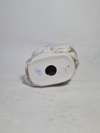 Статуэтка винтажная Alba Iulia "Девушка с цветами", фарфор, 16 см, Румыния, 1960-70гг.