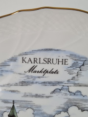 Тарелка декоративная винтажная Schirnding, белый фарфор с красочным изображением рыночной площади Карлсруэ, 20 x 2,5 см, Германия, 1960-70гг.